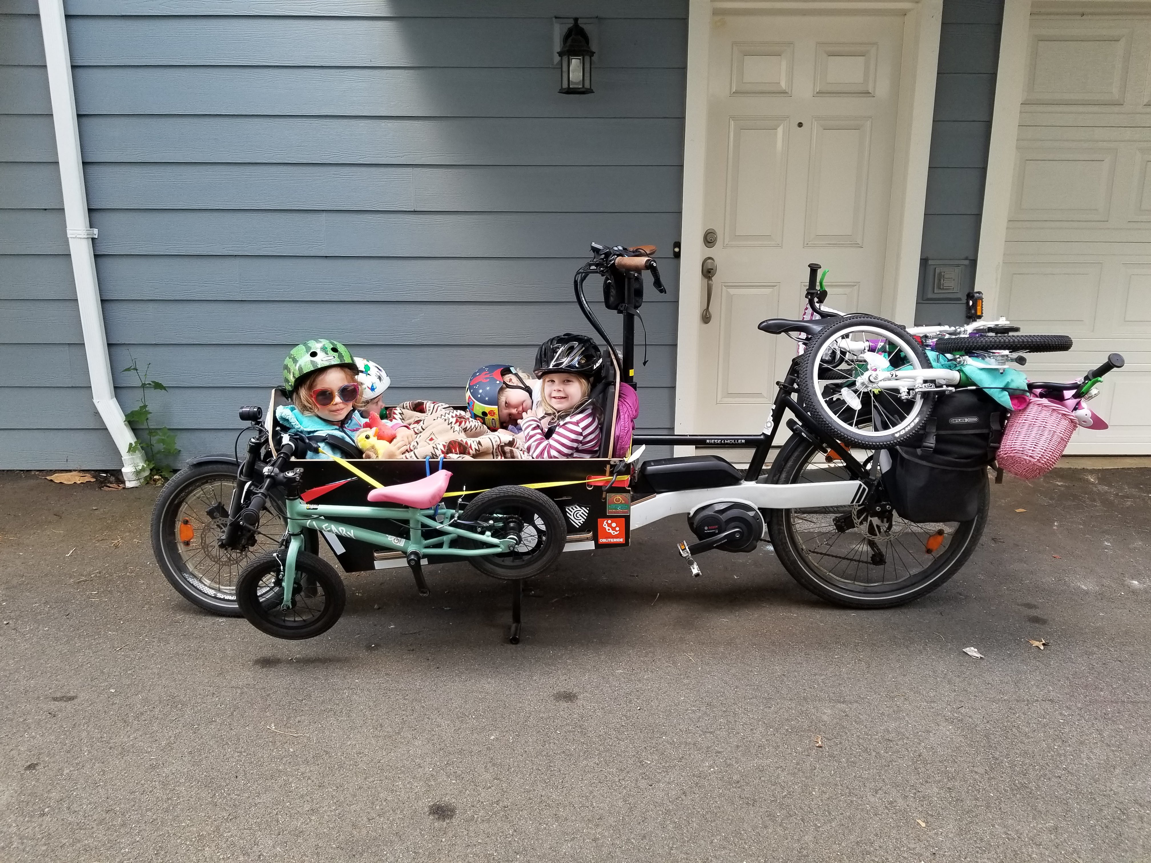 Cargo bike carrying four children and their bikes