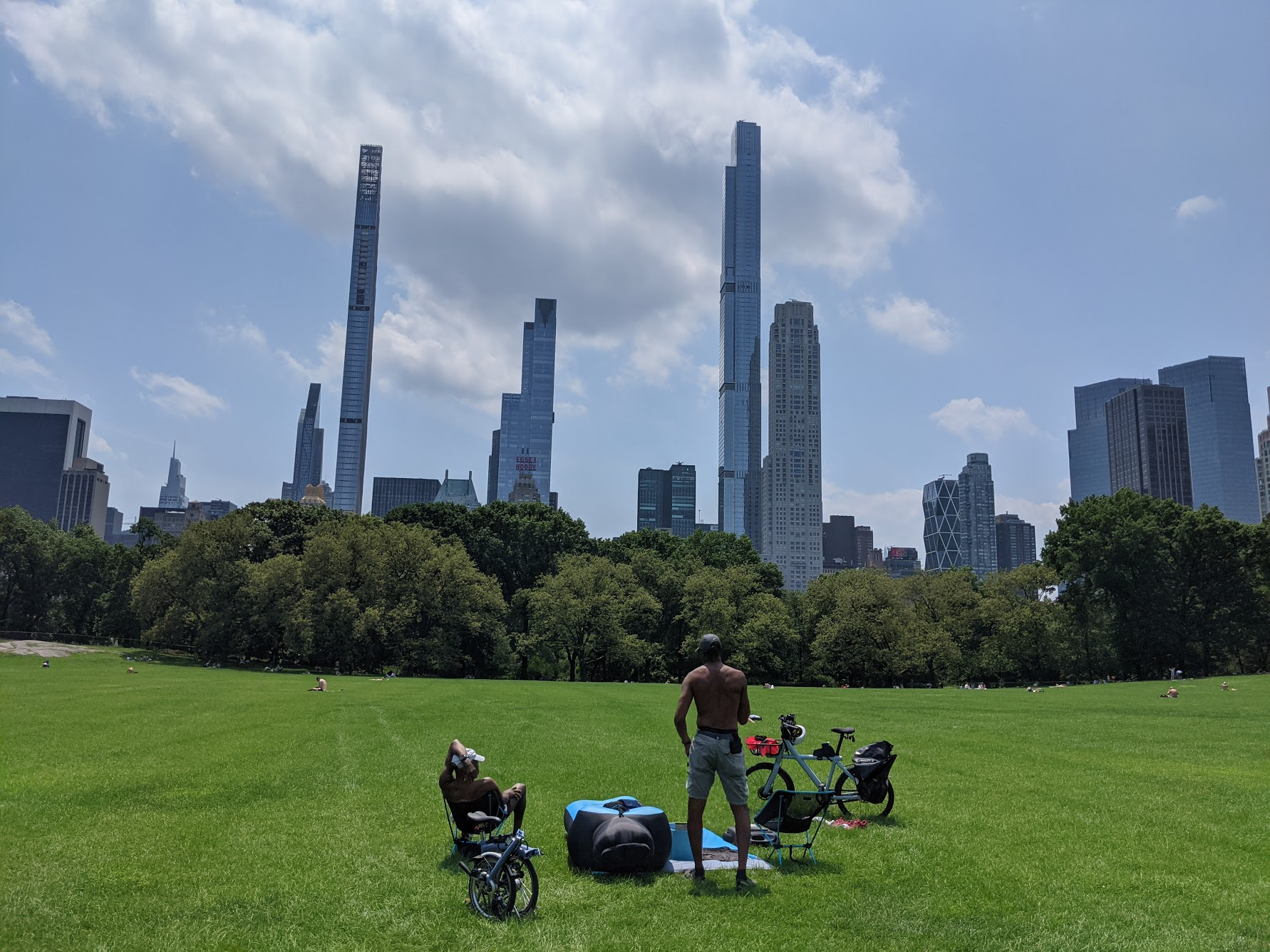 VanMoof + 2 friends in Sheep's Meadow